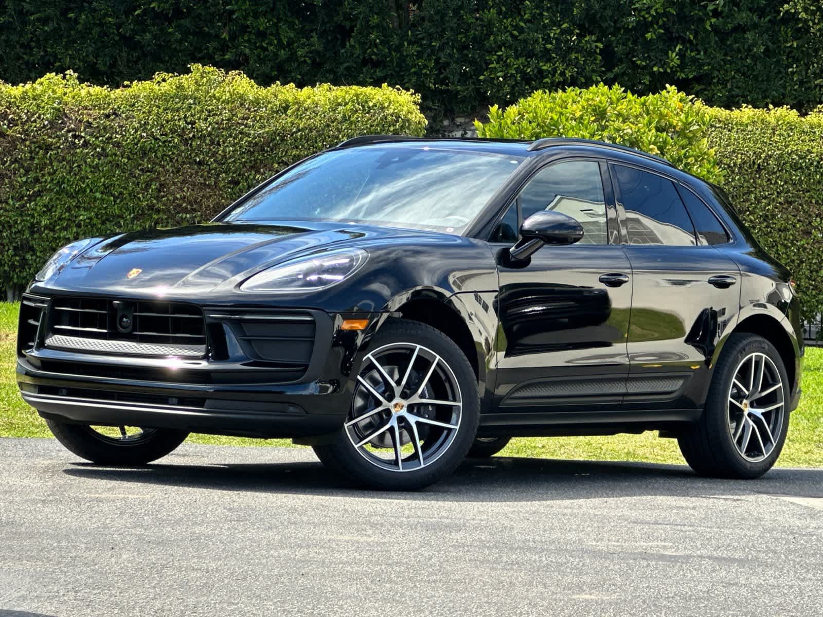 New 2026 Porsche Macan AWD/4WD image 1
