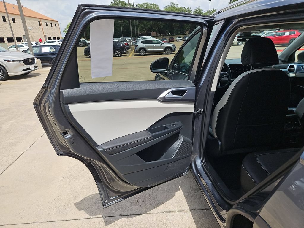 Used 2025 Volkswagen Taos SE AWD/4WD image 27