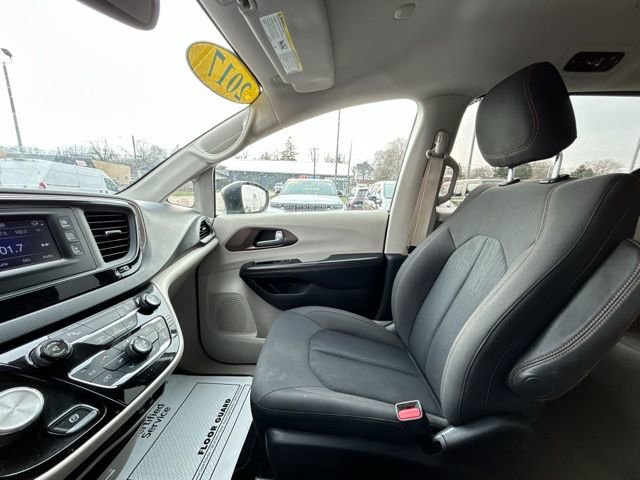 Used 2017 Chrysler Pacifica LX image 40