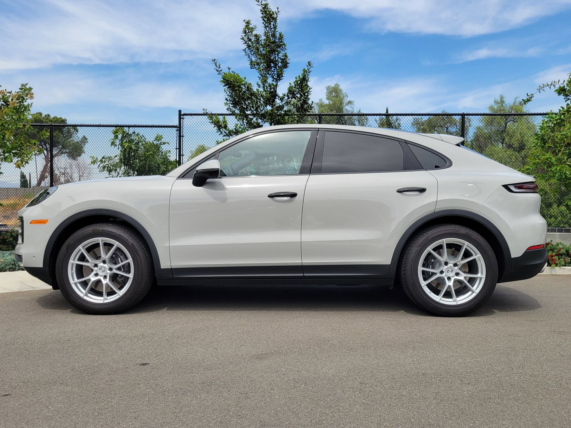 Used 2025 Porsche Cayenne Coupe AWD/4WD image 2