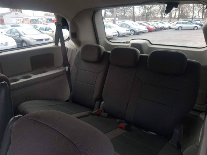 Used 2010 Chrysler Town & Country Touring FWD image 7