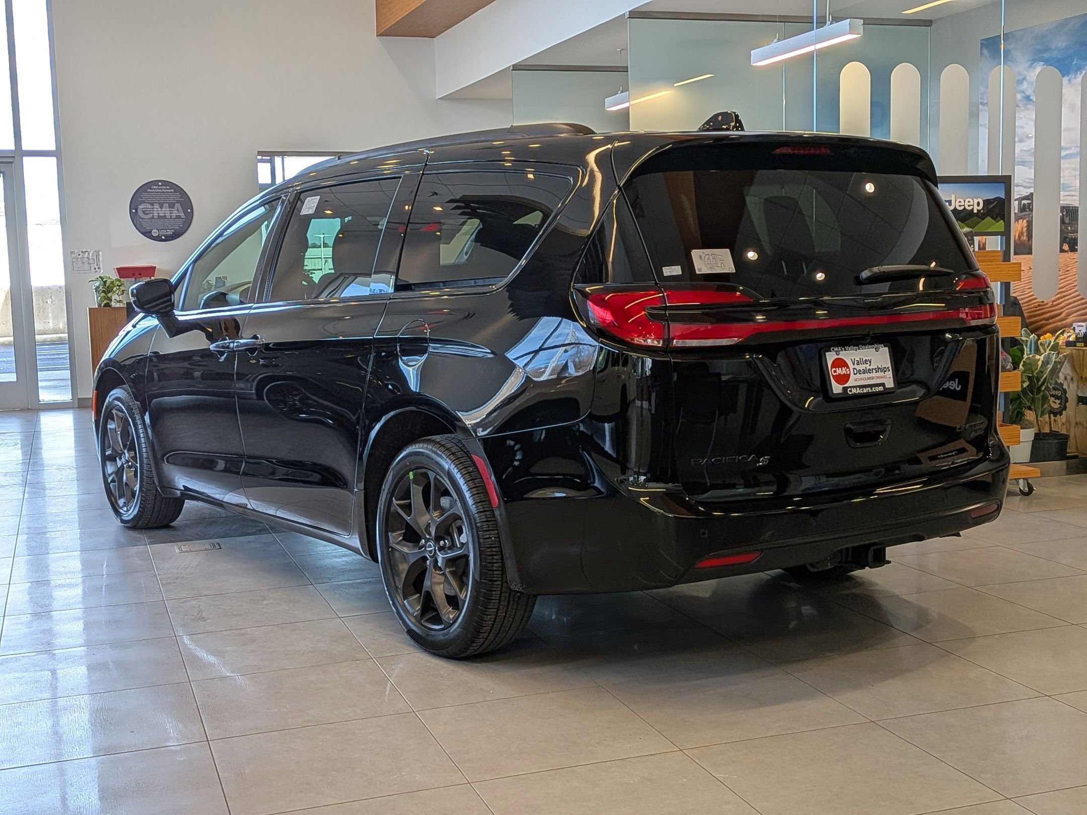 New 2026 Chrysler Pacifica Limited w/ Uconnect Theater Family Group image 6