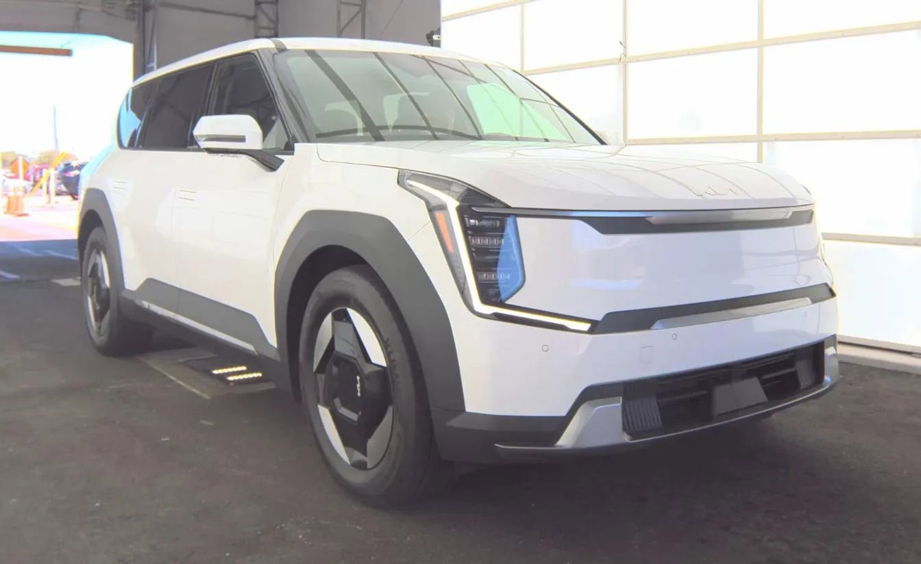 Used 2024 Kia EV9 Light Long Range RWD image 2