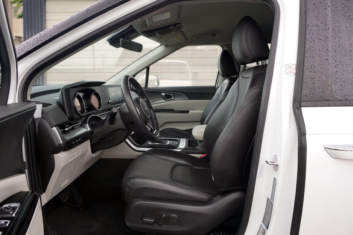 Used 2024 Kia Carnival LX FWD image 17