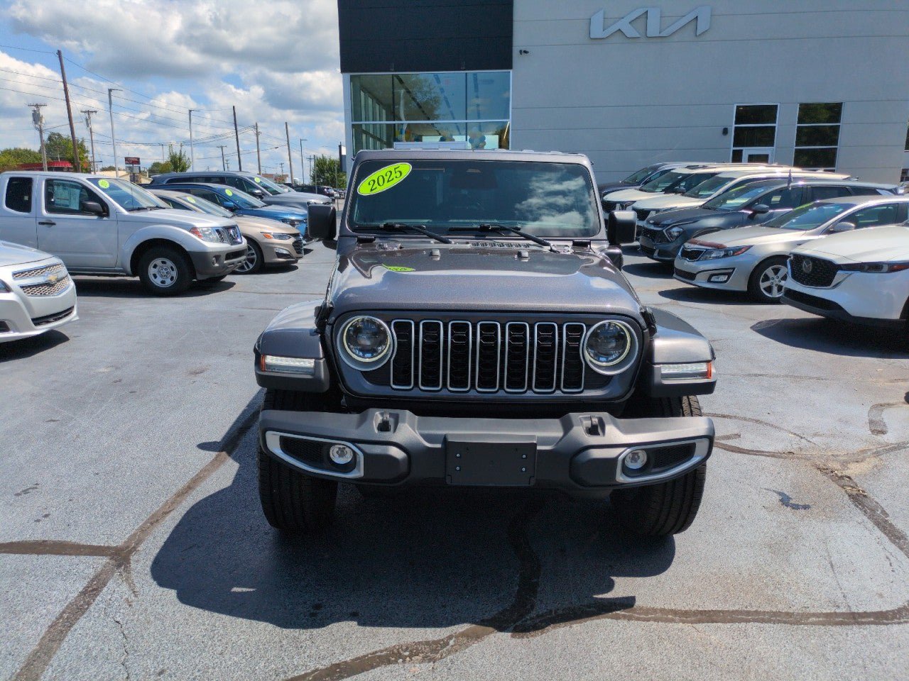 Used 2025 Jeep Wrangler Unlimited Sahara AWD/4WD image 2