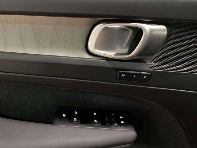 Used 2025 Volvo XC40 B5 Plus image 28