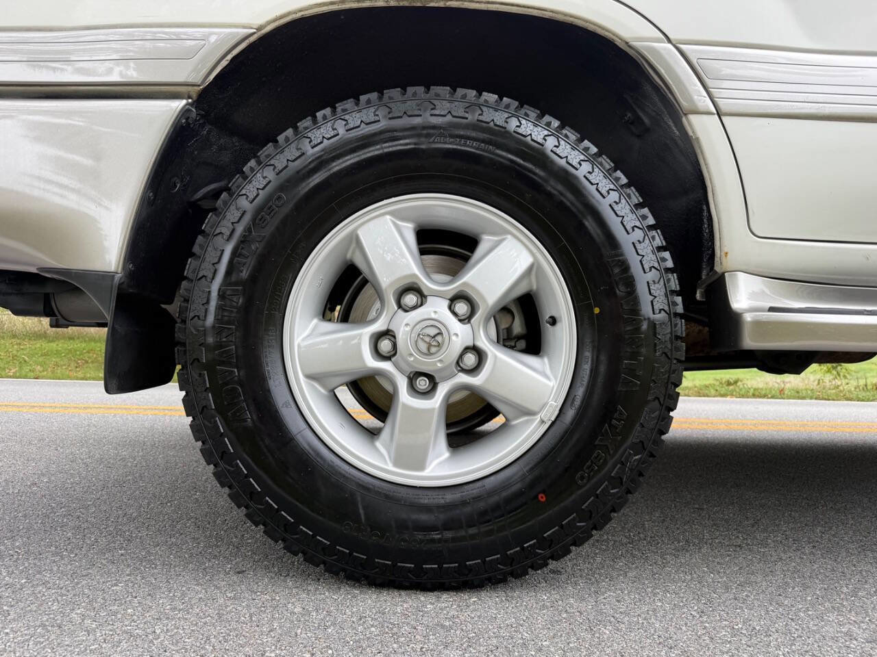 Used 2004 Toyota Land Cruiser image 36