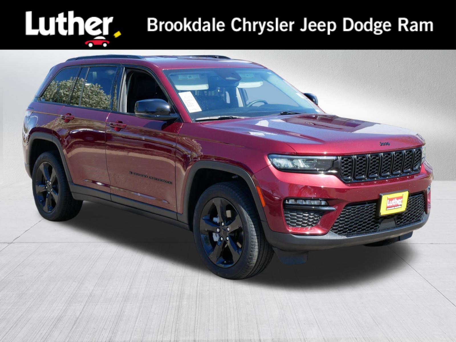 Used 2023 Jeep Grand Cherokee Limited w/ Black Appearance Package AWD/4WD video 1