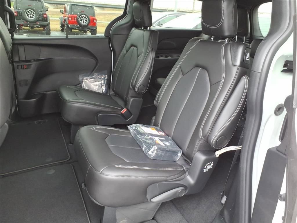New 2026 Chrysler Pacifica Select image 9