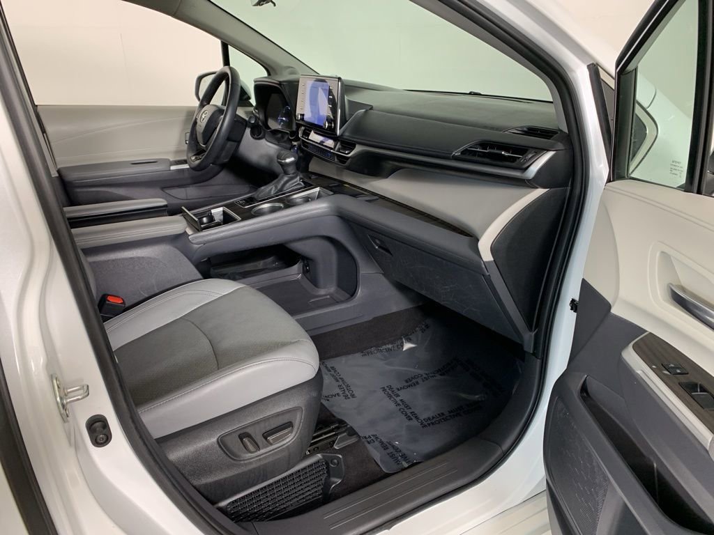 Used 2023 Toyota Sienna Limited FWD image 41
