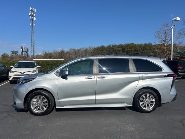 Used 2025 Toyota Sienna LE image 10