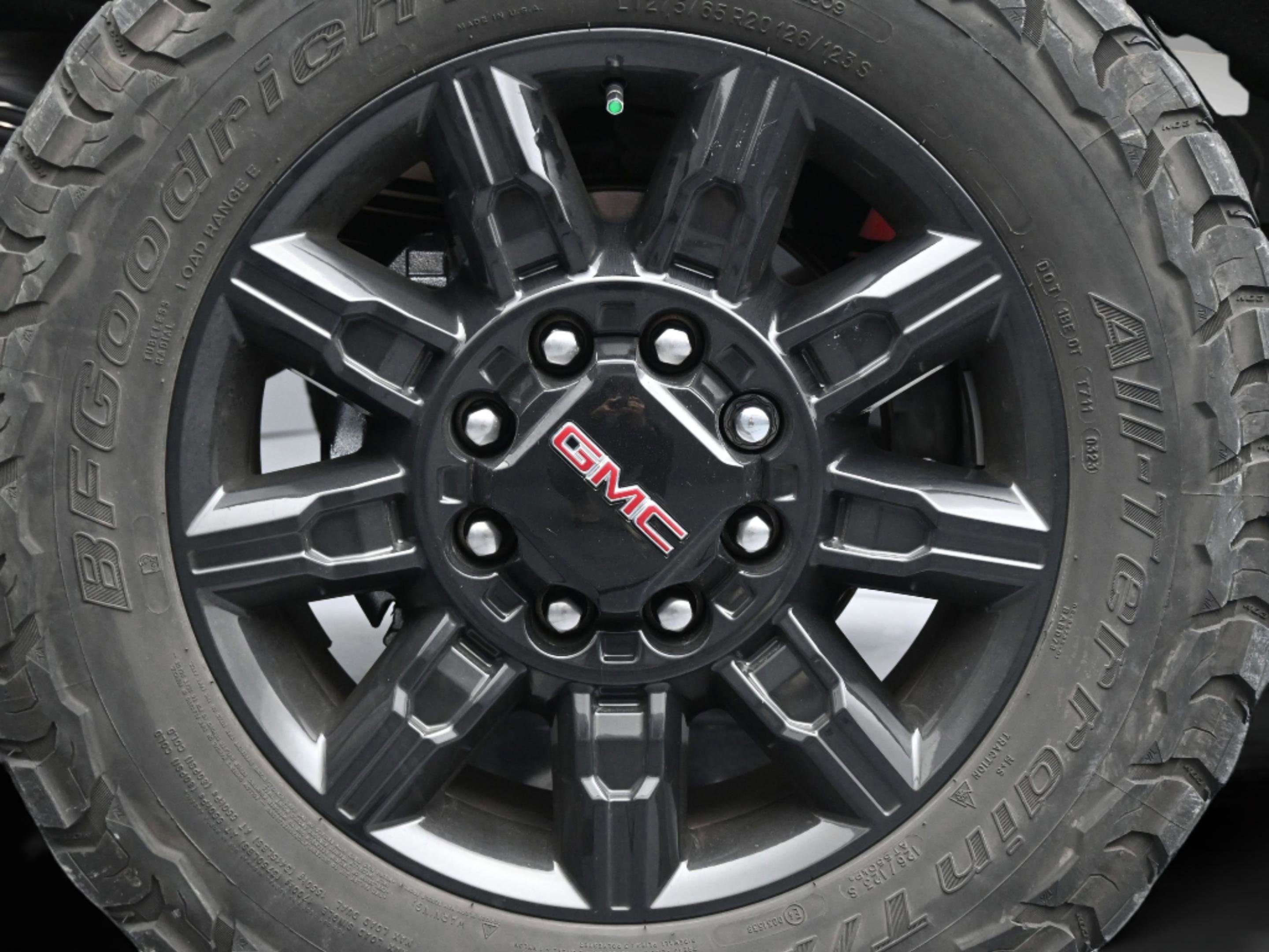 Used 2024 GMC Sierra 2500 AT4 w/ AT4 Premium Plus Package AWD/4WD image 32
