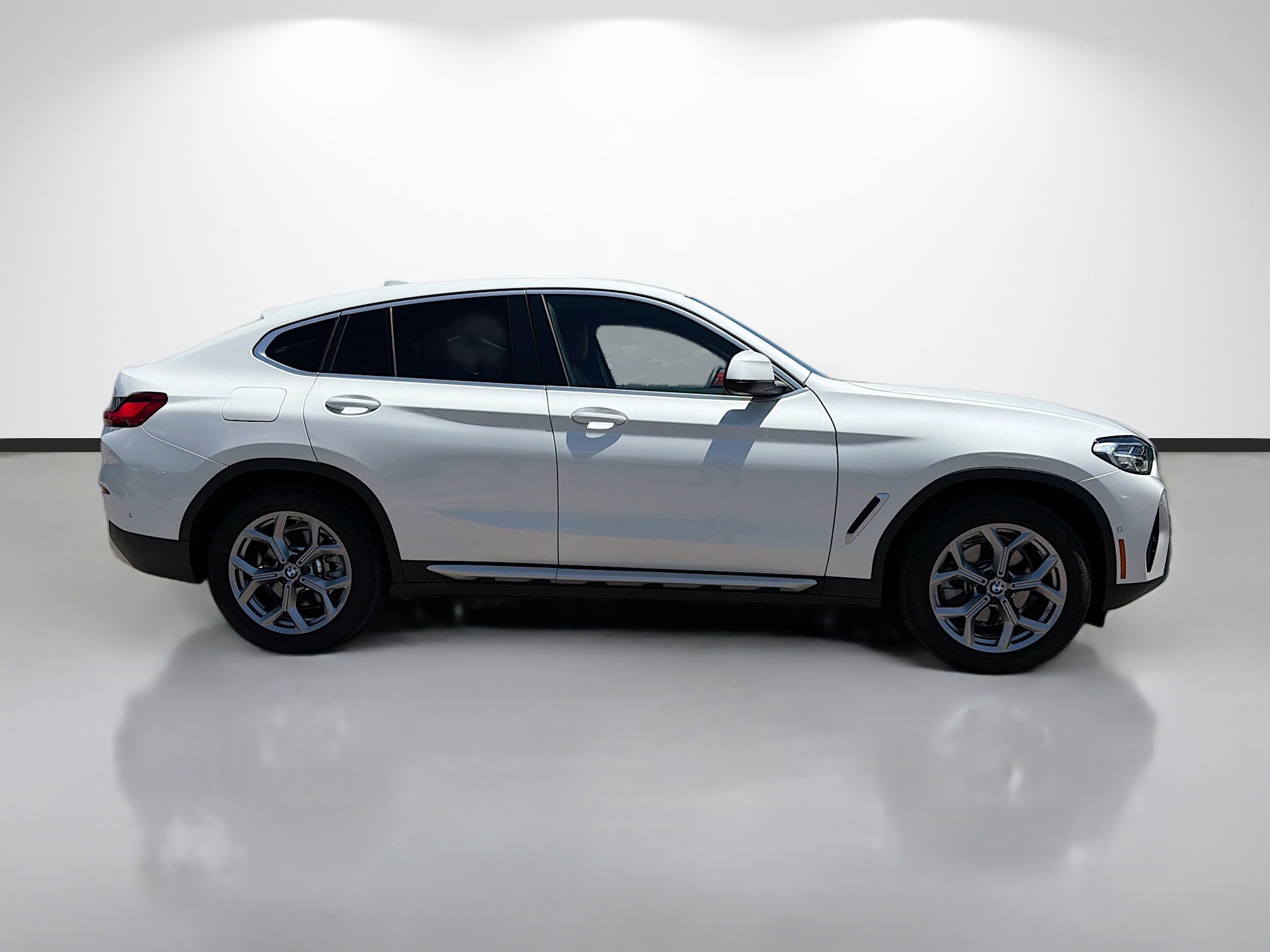 Used 2025 BMW X4 xDrive30i AWD/4WD image 2