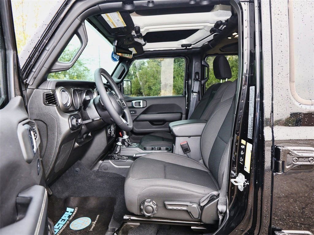 Used 2023 Jeep Wrangler Unlimited Sahara AWD/4WD image 14
