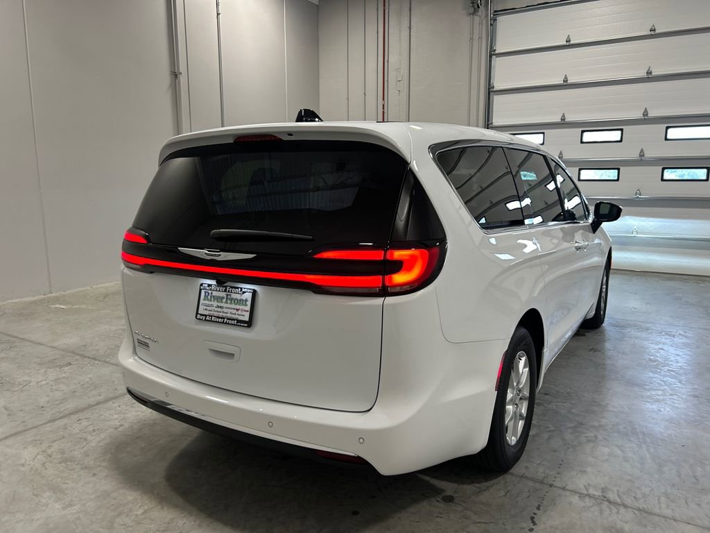 New 2026 Chrysler Pacifica Select image 6