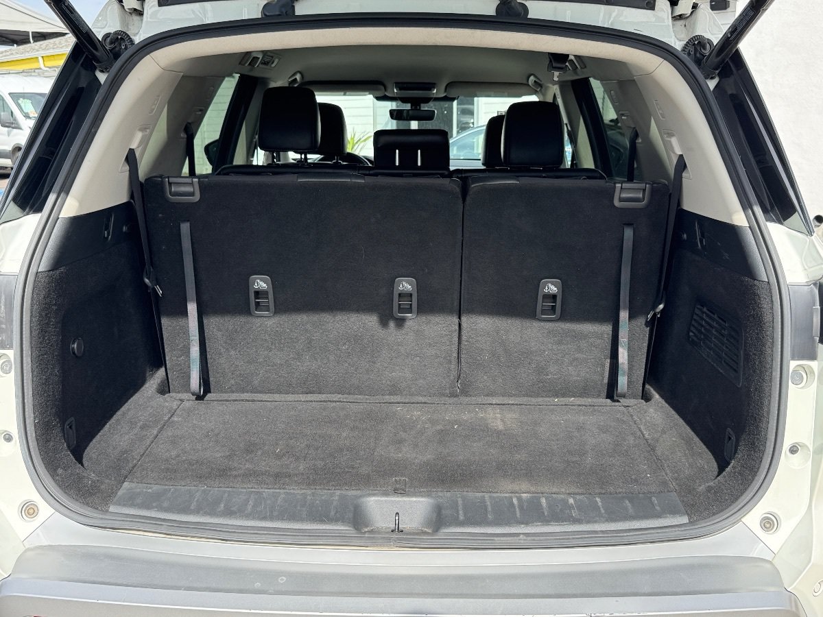 Used 2023 Nissan Pathfinder SL w/ Black Appearance Package FWD image 9