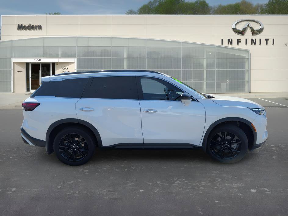 Certified 2025 INFINITI QX60 Luxe w/ Black Edition FWD image 3