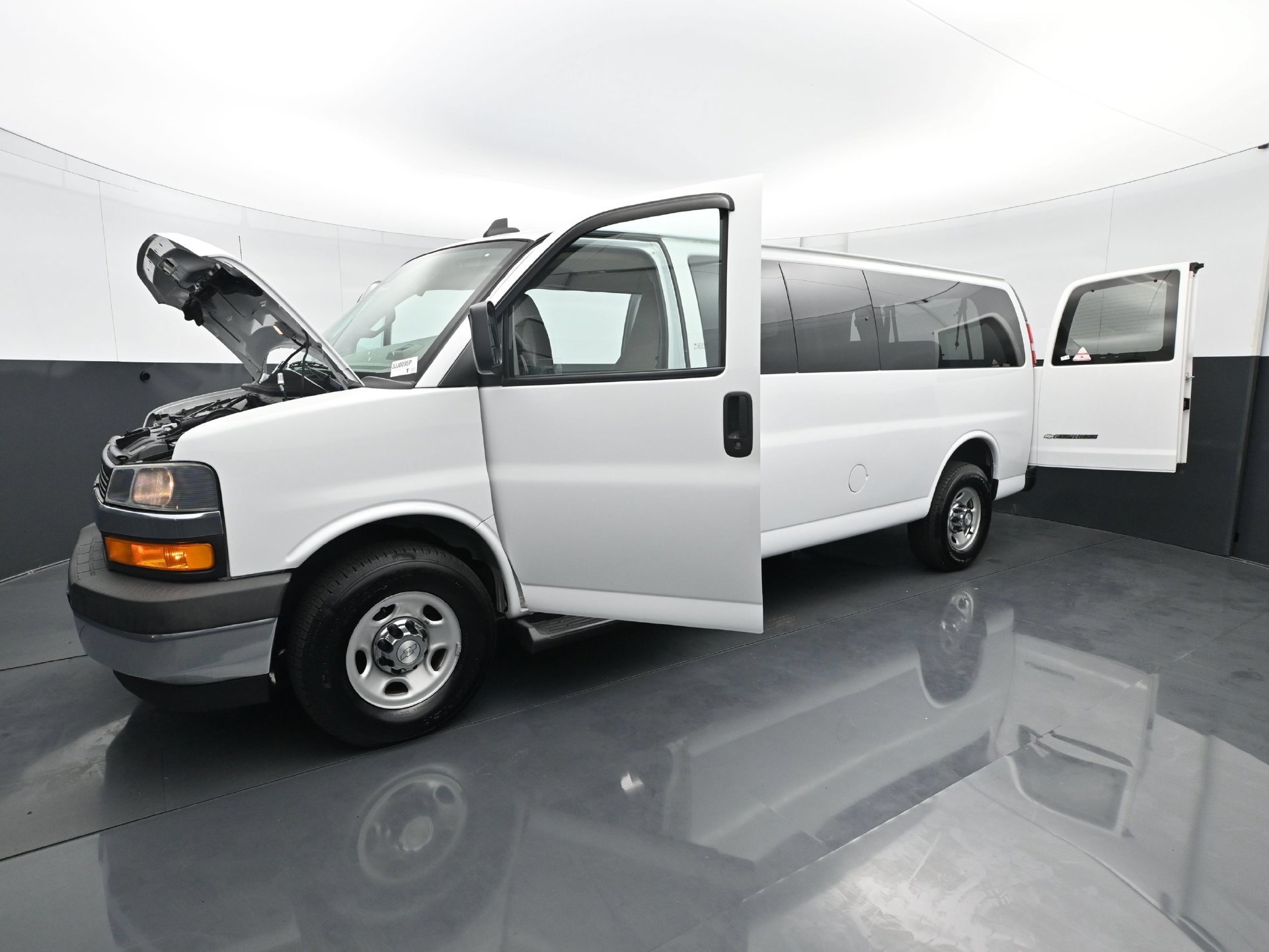 Used 2019 Chevrolet Express 3500 LT w/ LT Preferred Equipment Group RWD image 31