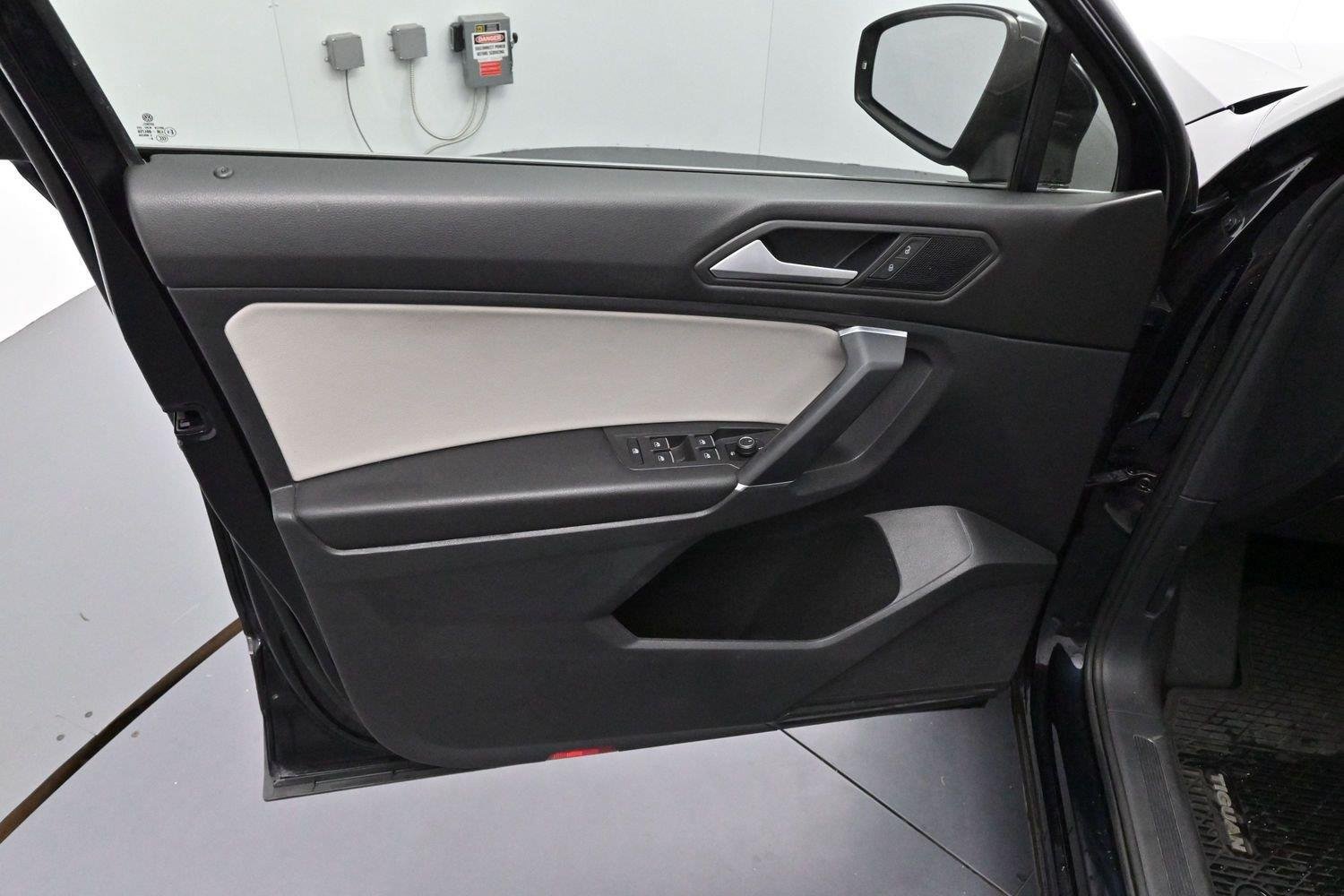 Used 2020 Volkswagen Tiguan SE w/ Panoramic Sunroof Package FWD image 9