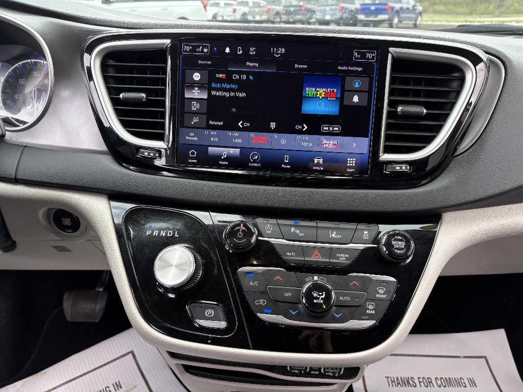 Used 2024 Chrysler Pacifica Touring-L image 27
