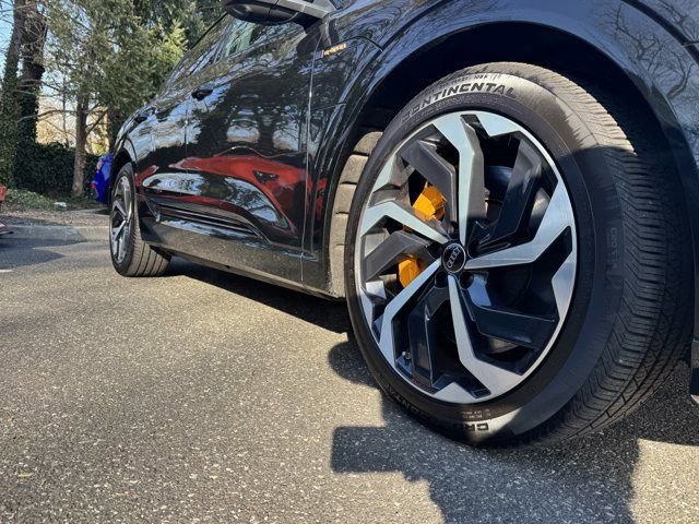Used 2023 Audi e-tron Premium Plus image 9