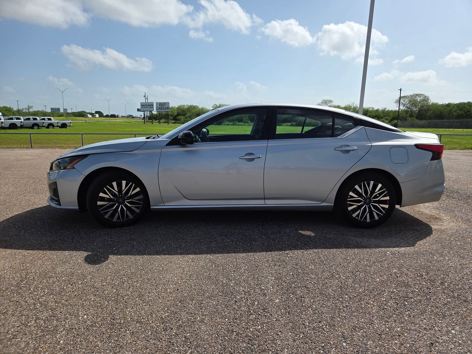 Used 2024 Nissan Altima 2.5 SV FWD image 4