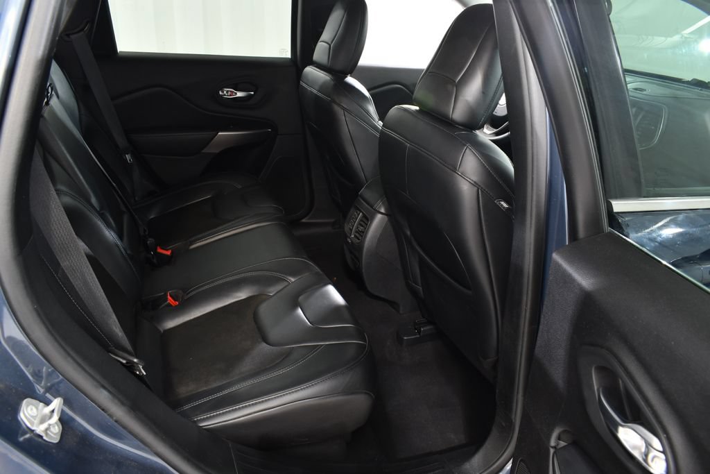 Used 2020 Jeep Cherokee Latitude Plus AWD/4WD image 19