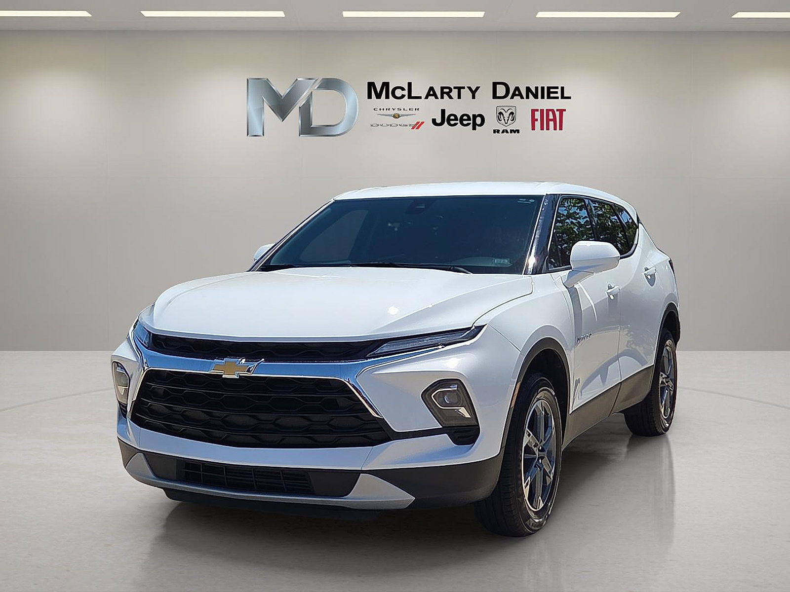 Used 2025 Chevrolet Blazer LT FWD image 2