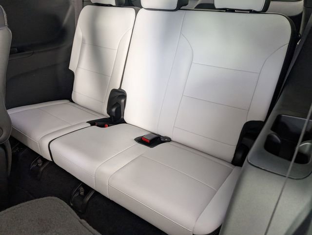 Used 2024 Chevrolet Traverse RS FWD image 28