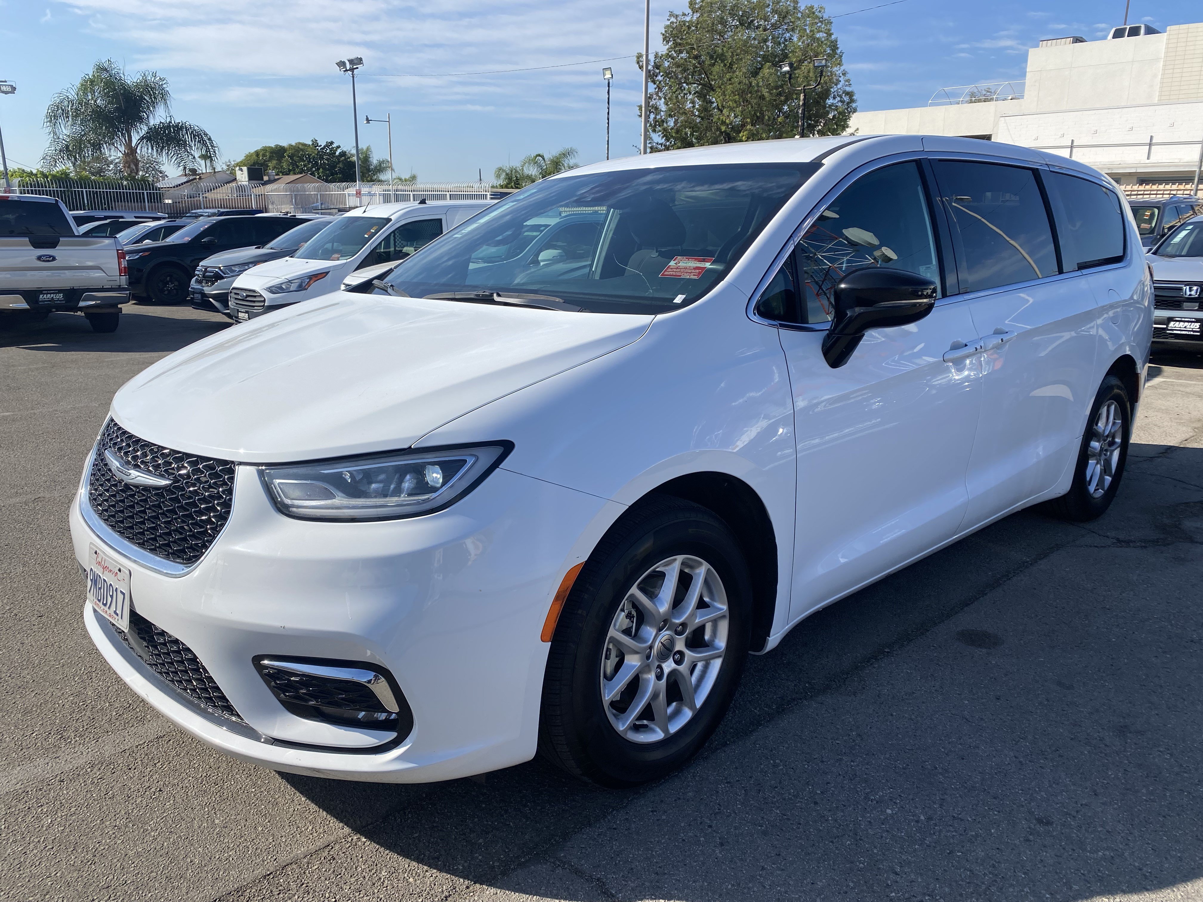 Used 2024 Chrysler Pacifica Touring FWD image 2
