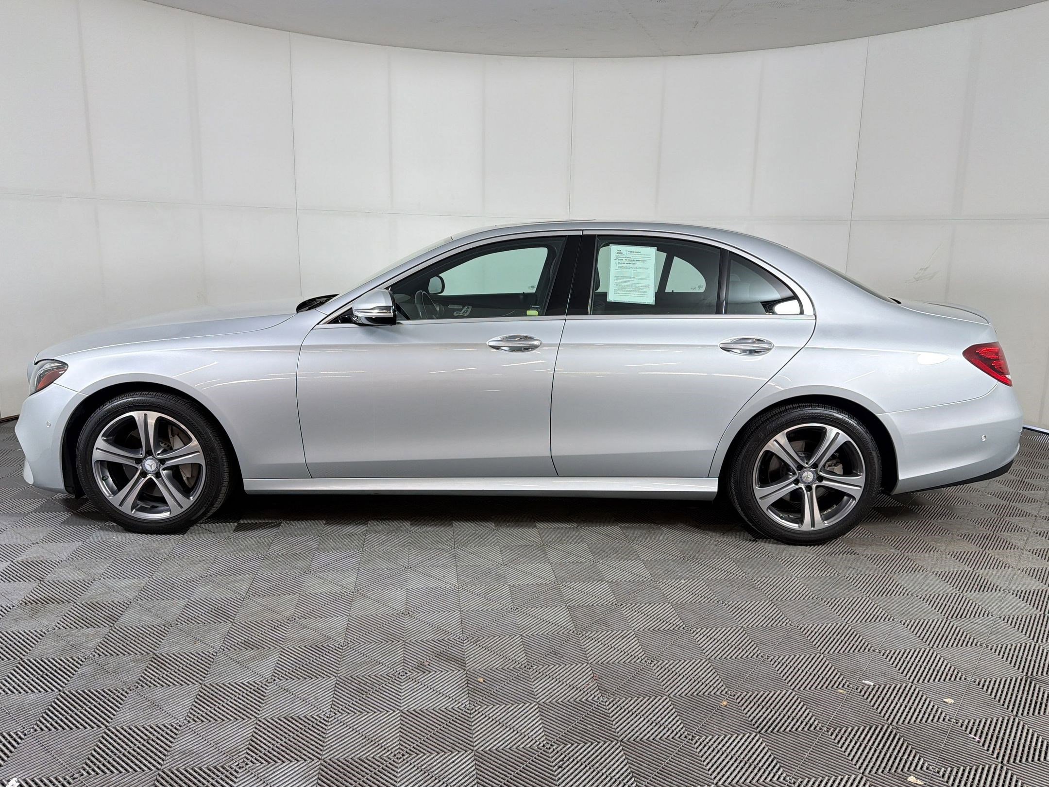 Used 2017 Mercedes-Benz E 300 4MATIC image 2