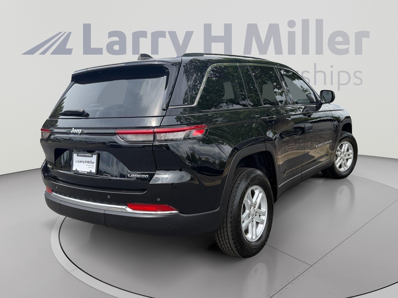Used 2023 Jeep Grand Cherokee Laredo AWD/4WD image 5