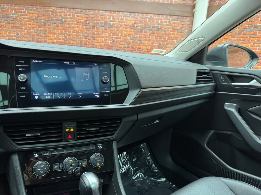 Used 2019 Volkswagen Jetta SEL w/ Cold Weather Package FWD image 18