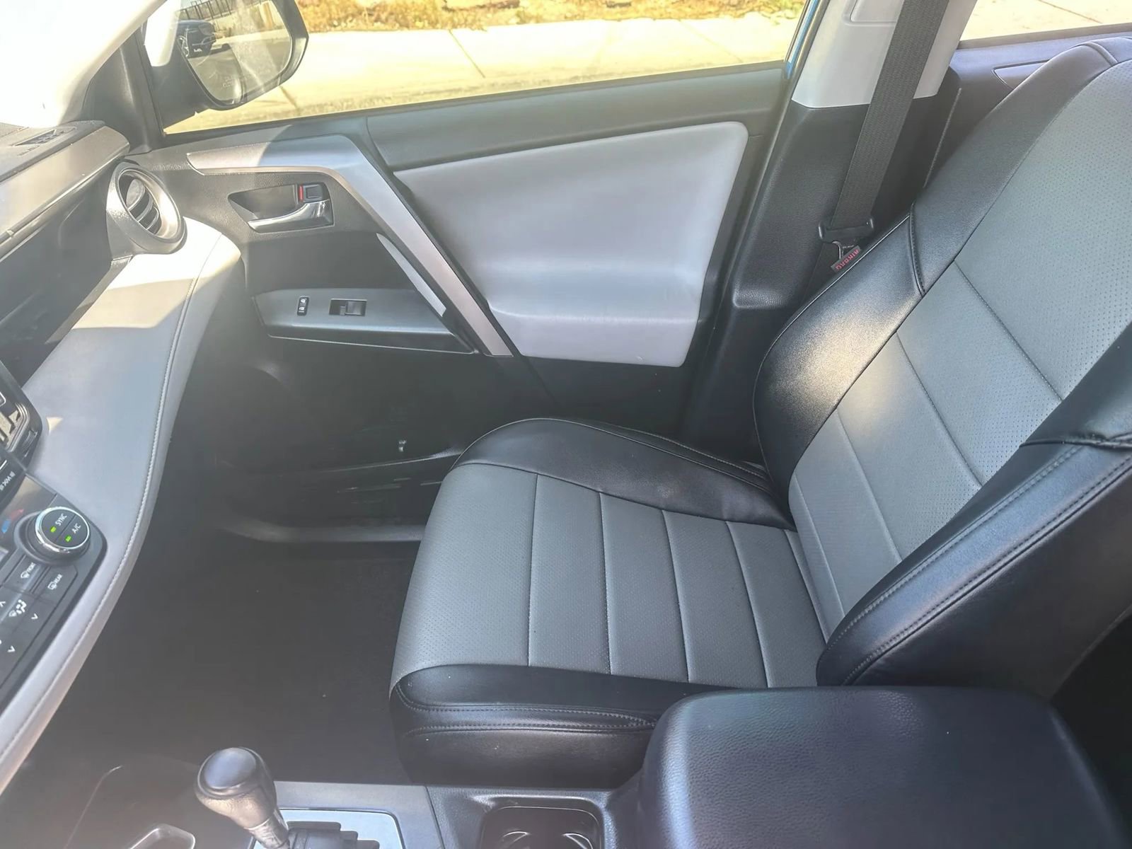 Used 2017 Toyota RAV4 XLE AWD/4WD image 10
