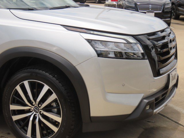 Used 2024 Nissan Pathfinder Platinum w/ Lighting Package (N93) FWD image 5