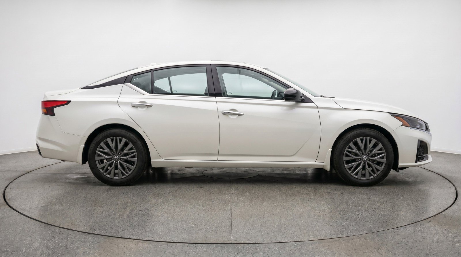Used 2025 Nissan Altima 2.5 SV FWD image 11