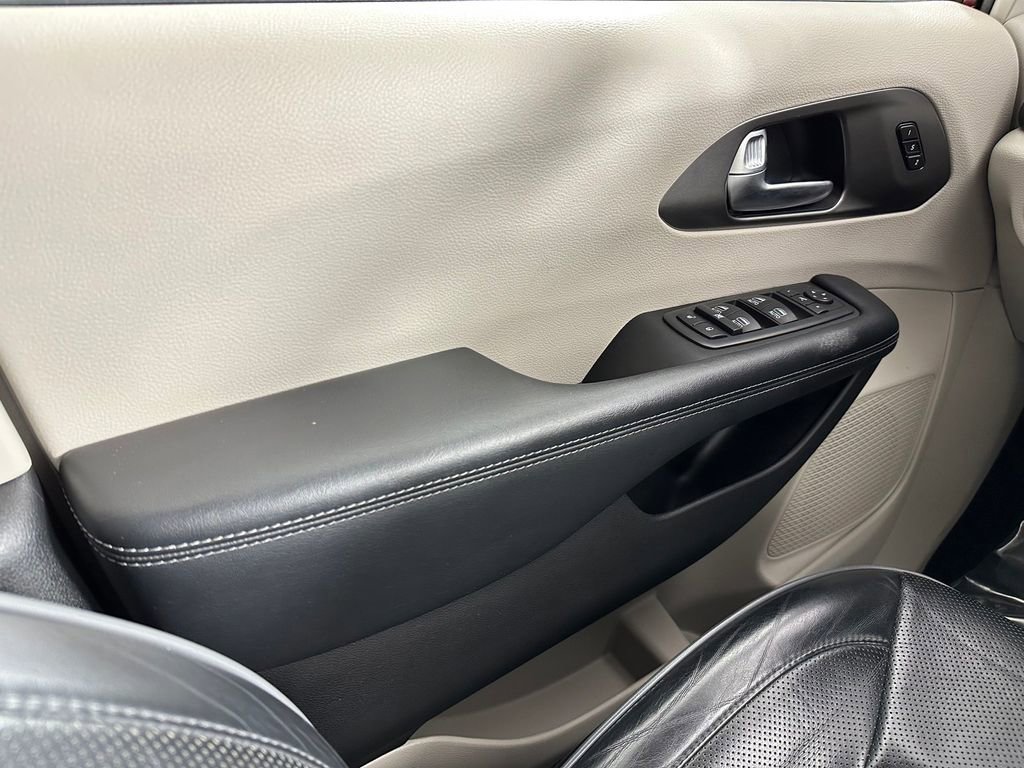 Used 2019 Chrysler Pacifica Limited w/ Tire & Wheel Group image 35