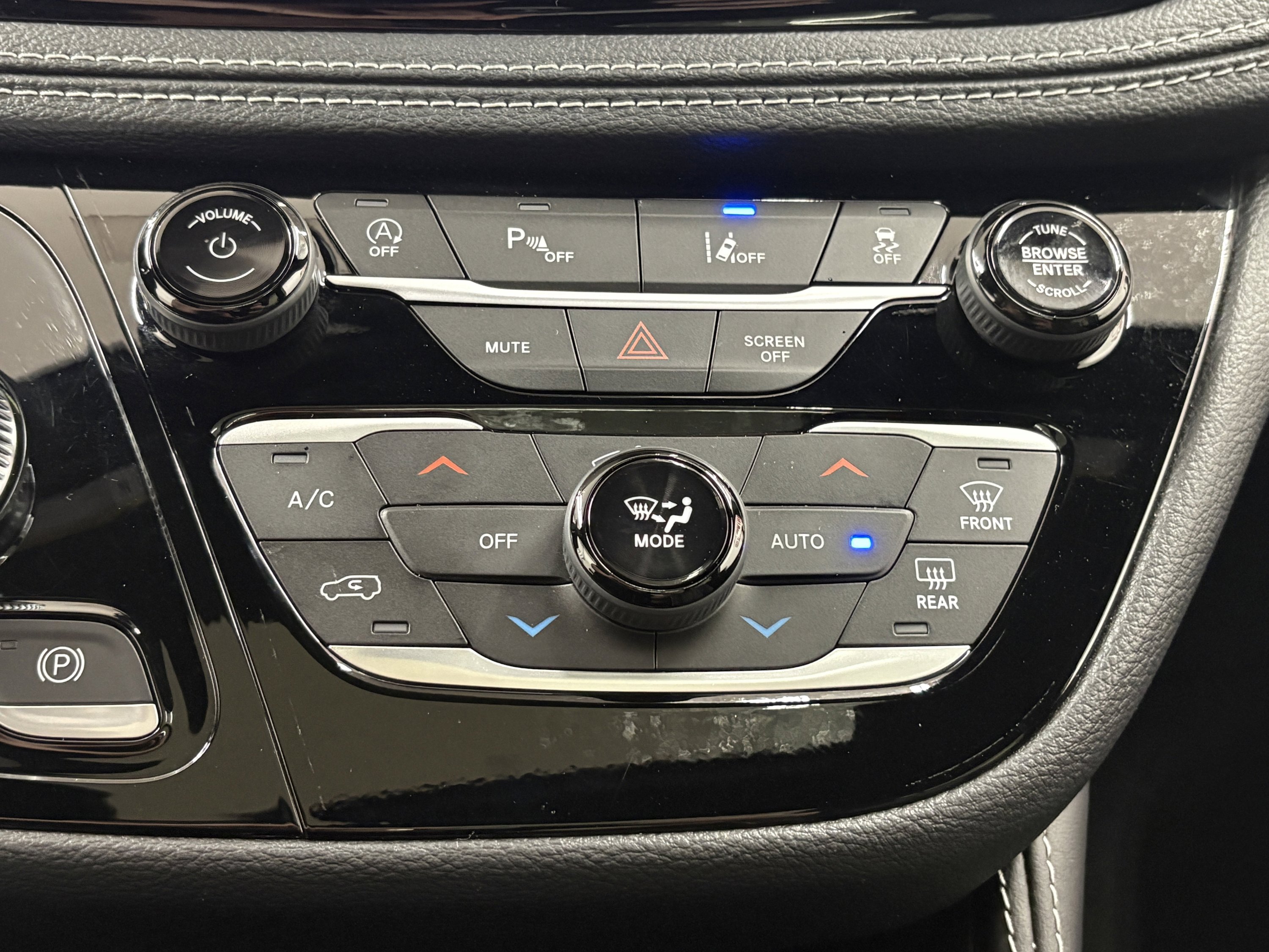 Used 2025 Chrysler Pacifica Limited image 17