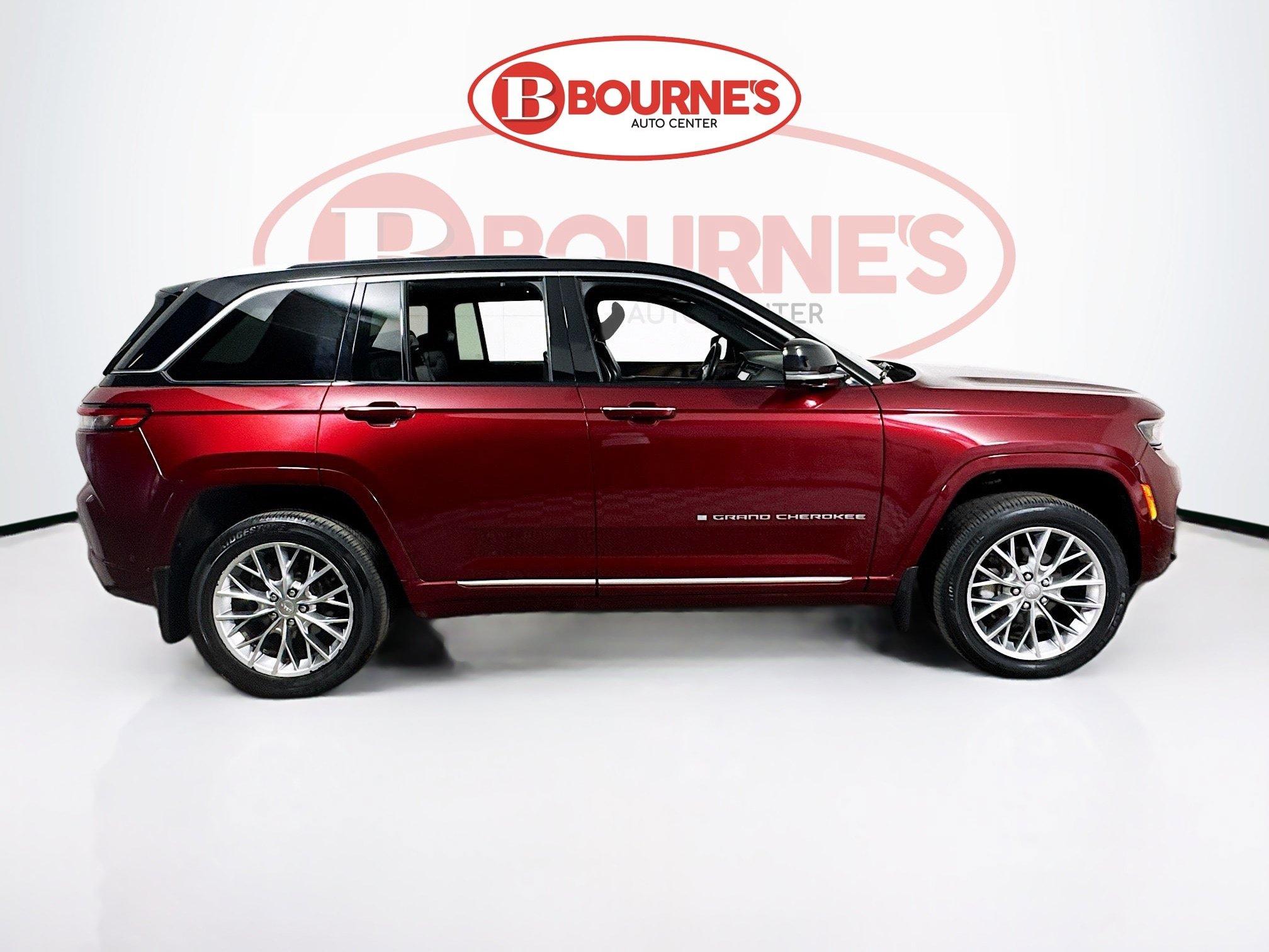 Used 2022 Jeep Grand Cherokee Summit w/ MOPAR Finishing Package AWD/4WD image 13