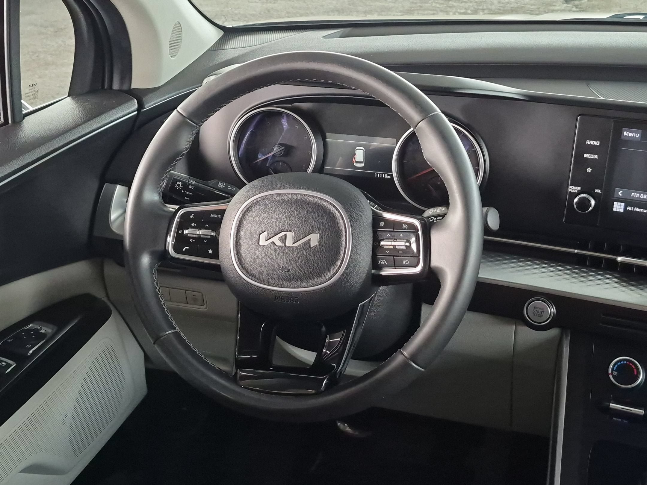 Used 2024 Kia Carnival LX FWD image 11