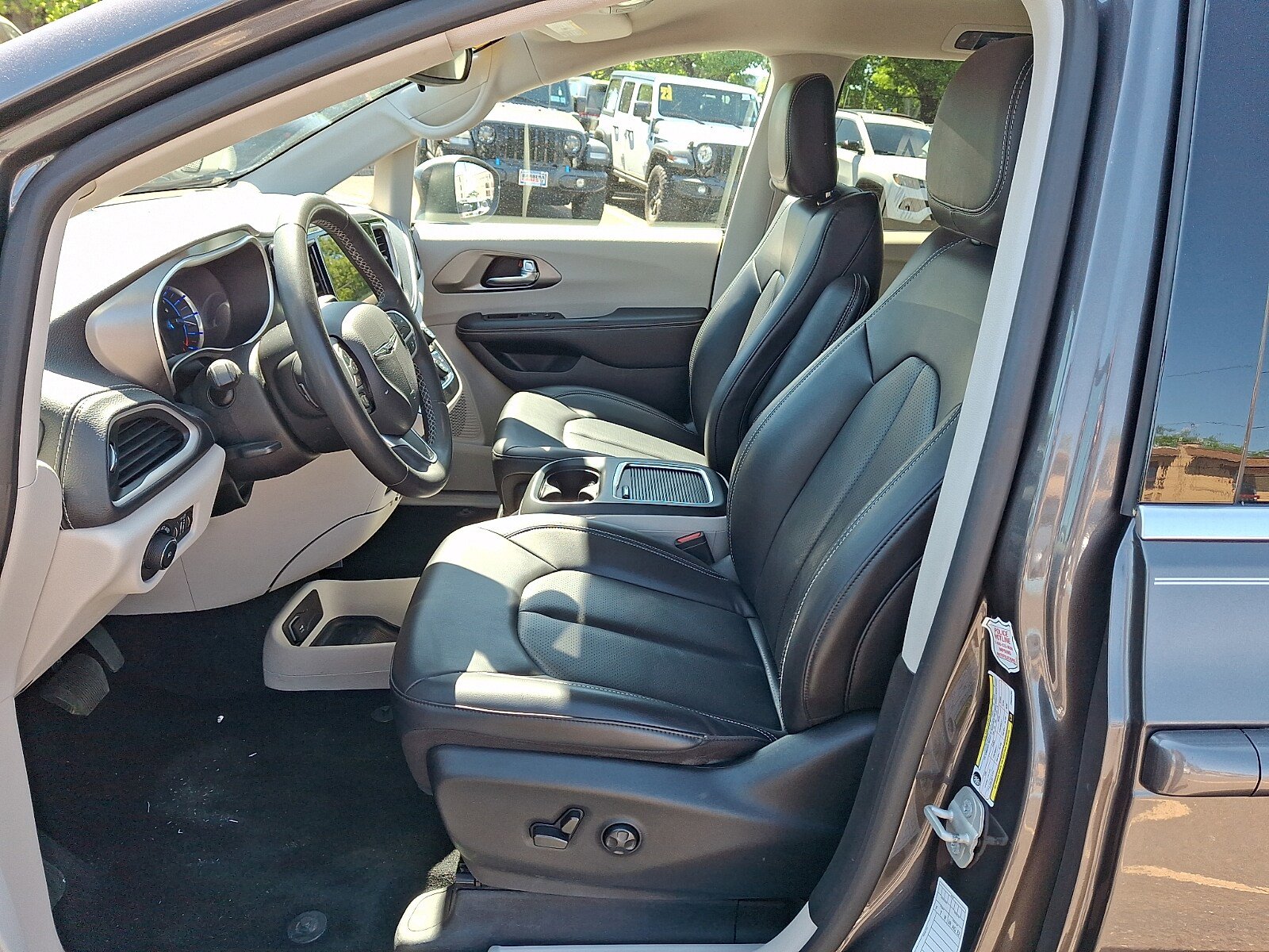 Used 2023 Chrysler Pacifica Touring-L FWD image 13