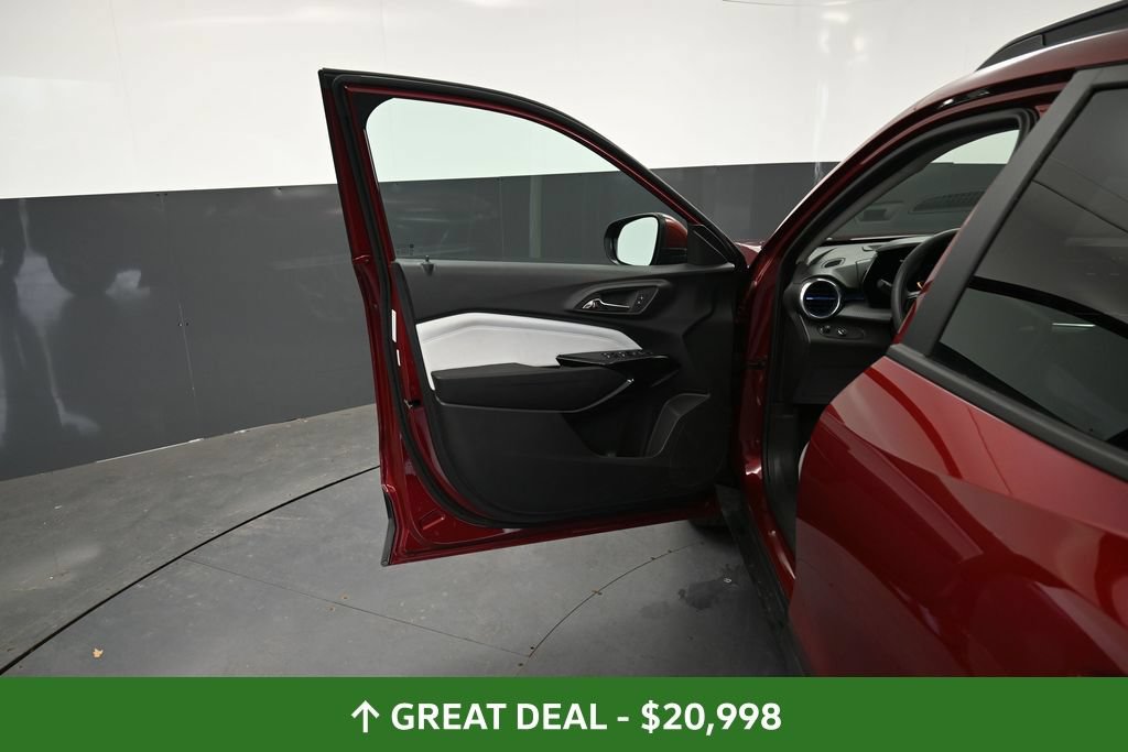 Used 2025 Chevrolet Trax LT FWD image 25