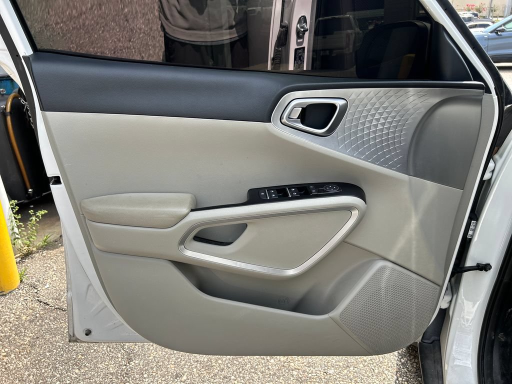 Used 2025 Kia Soul LX w/ LX Technology Package FWD image 10