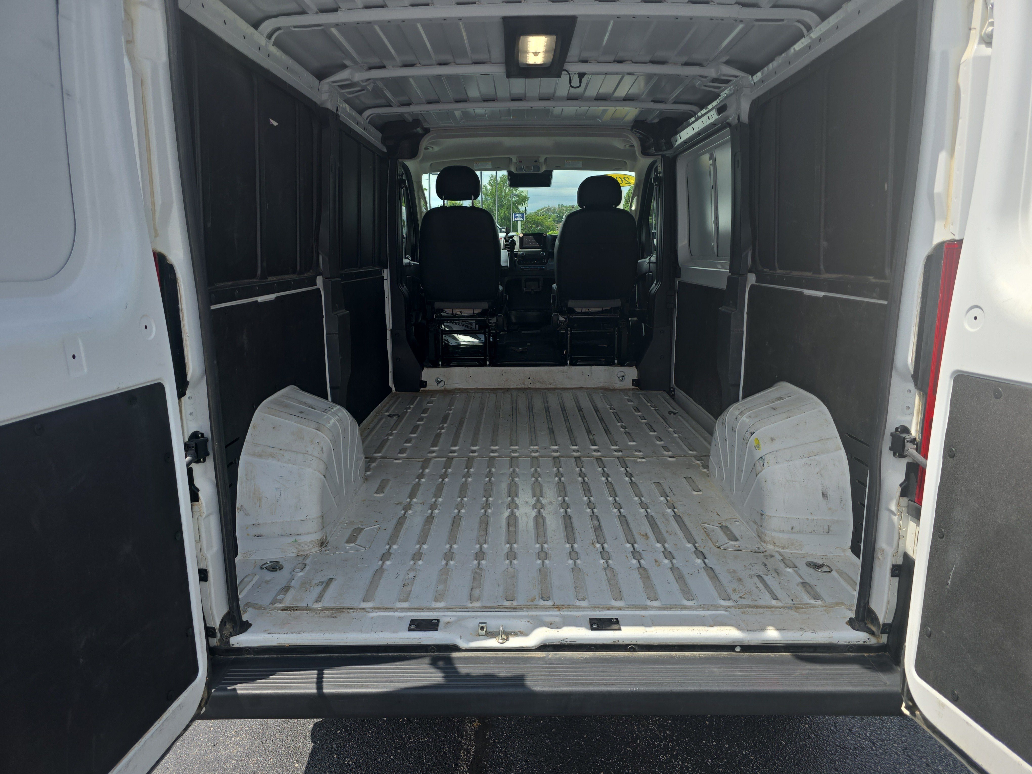 Used 2025 RAM ProMaster 2500 w/ Convenience Group FWD image 19