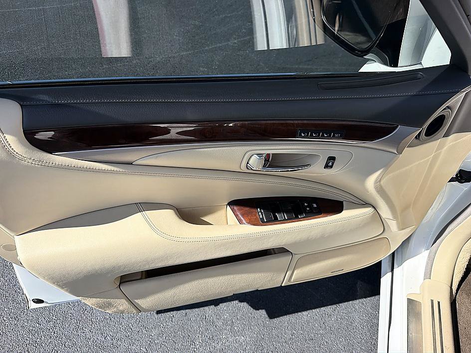 Used 2013 Lexus LS 460 w/ Comfort Pkg RWD image 10