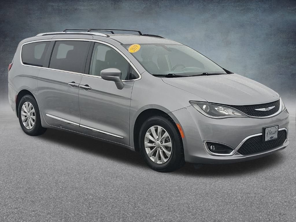 Used 2019 Chrysler Pacifica Touring-L FWD image 3