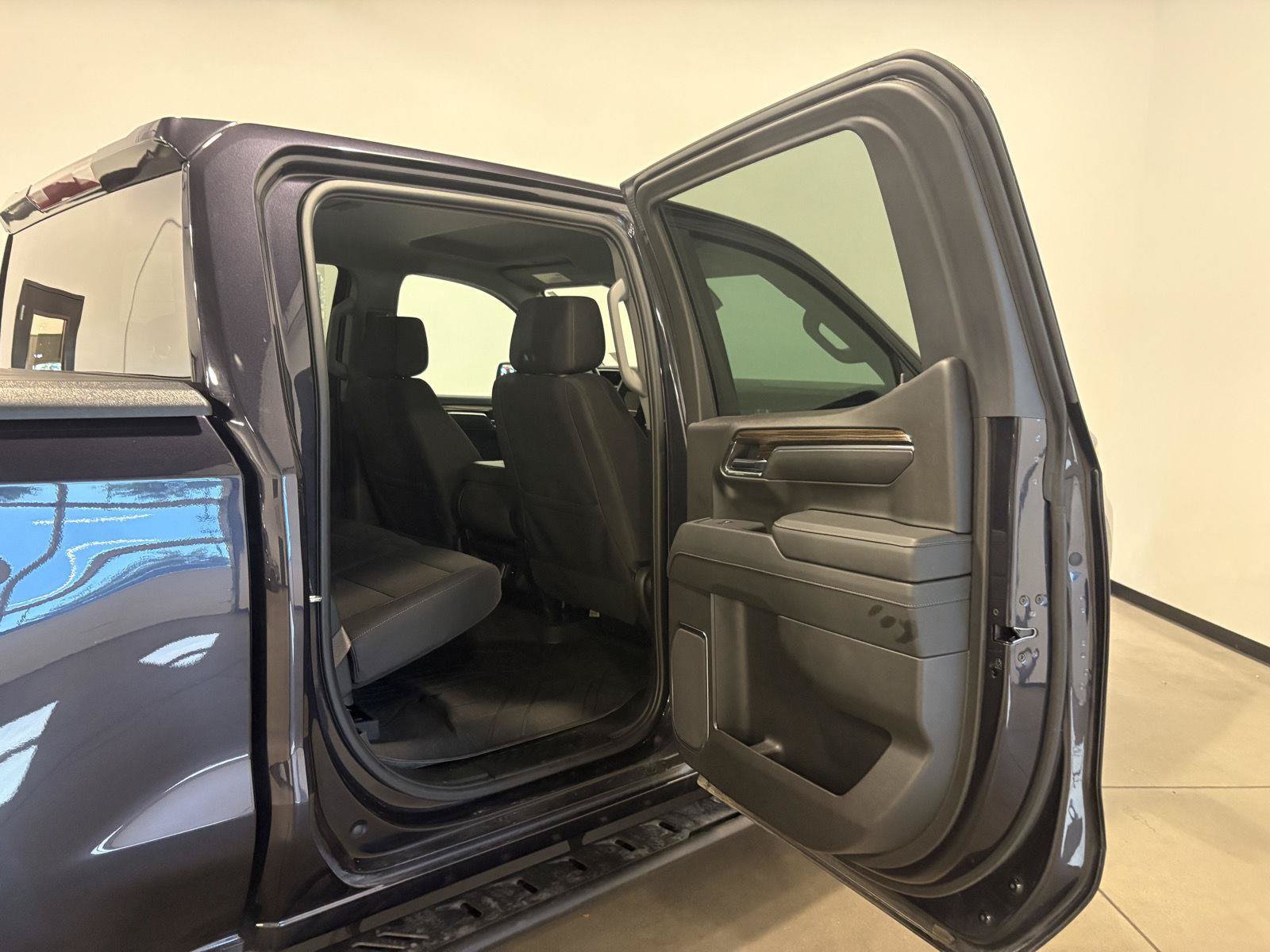 Used 2023 Chevrolet Silverado 1500 LT w/ Z71 Off-Road Package AWD/4WD image 39