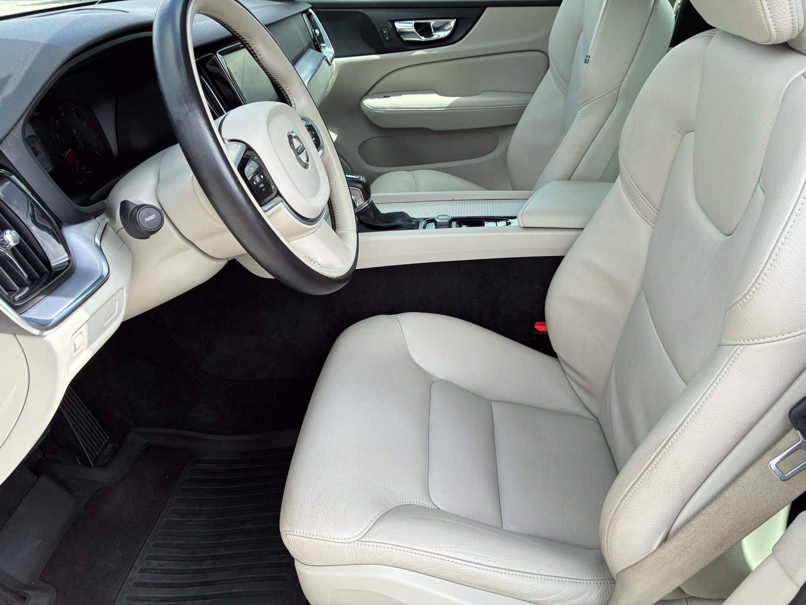 Used 2020 Volvo V60 T5 Momentum w/ Premium Package FWD image 14