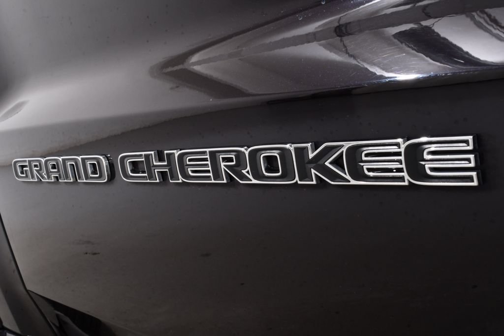 Used 2020 Jeep Grand Cherokee Overland AWD/4WD image 24