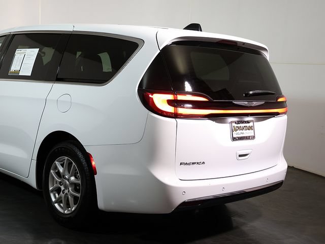 Used 2024 Chrysler Pacifica Touring-L FWD image 11